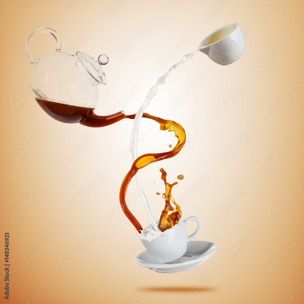 瓷白色杯子，棕色背景上有飞溅的咖啡和牛奶液。