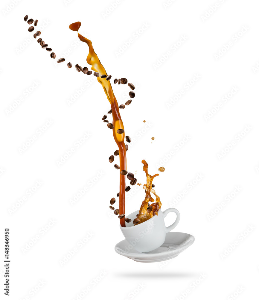 瓷白色杯子，带有飞溅的咖啡液和咖啡豆，在白色背景上隔离。