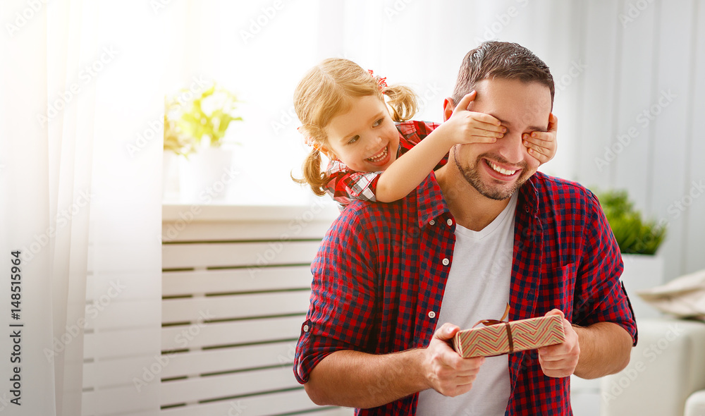父亲节。幸福的家庭女儿拥抱父亲，开怀大笑