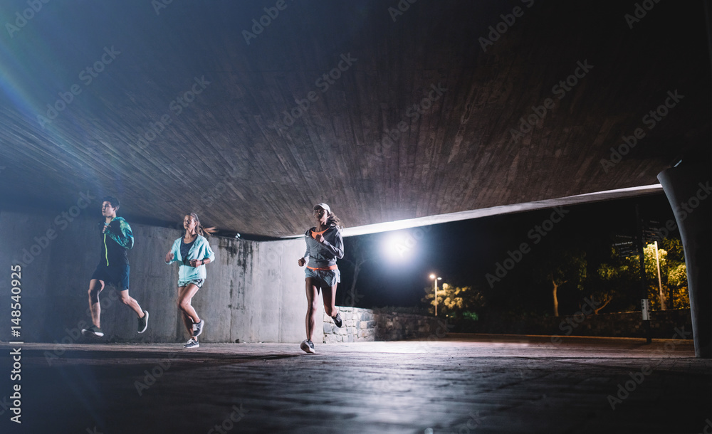 一群跑步者在城市里进行夜间训练