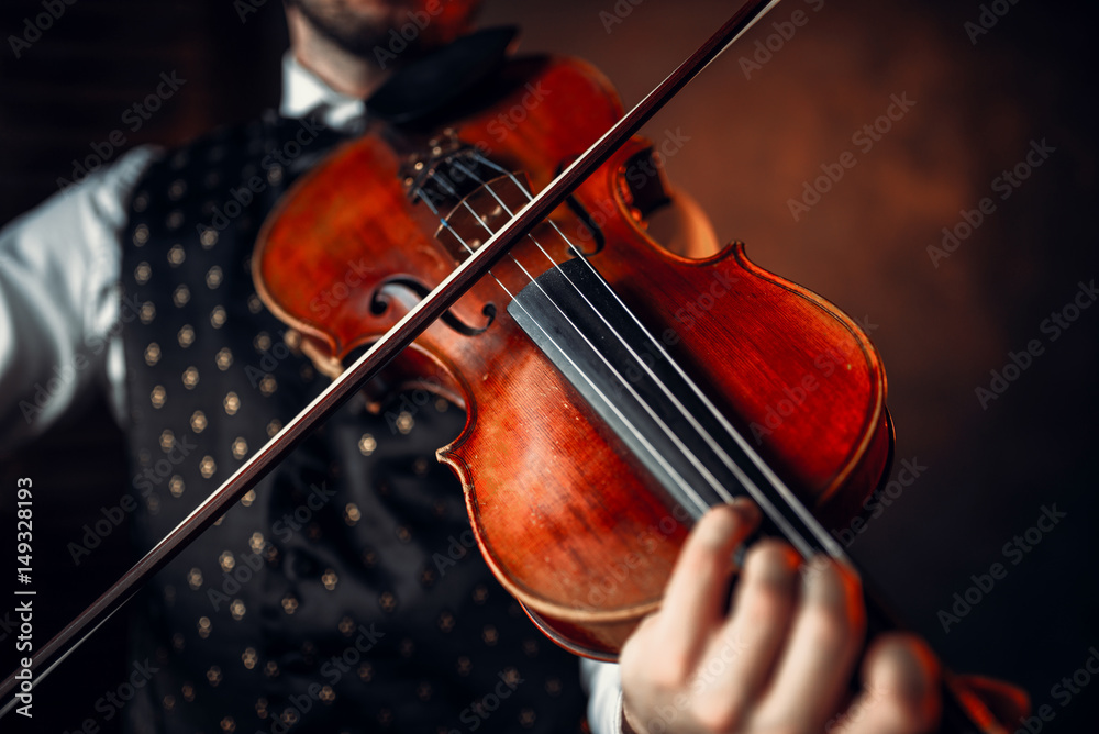 男小提琴手用小提琴演奏古典音乐