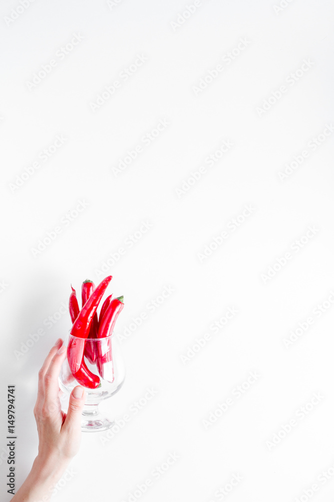 白色桌子上的红辣椒辣食品背景俯视图实物模型