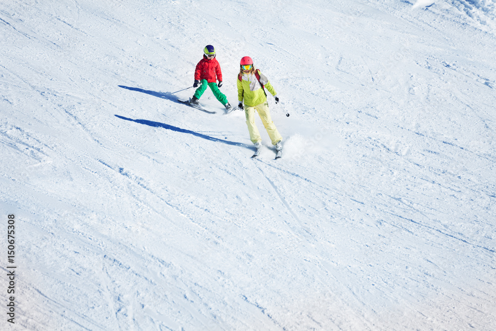 两名滑雪者在雪山上滑雪