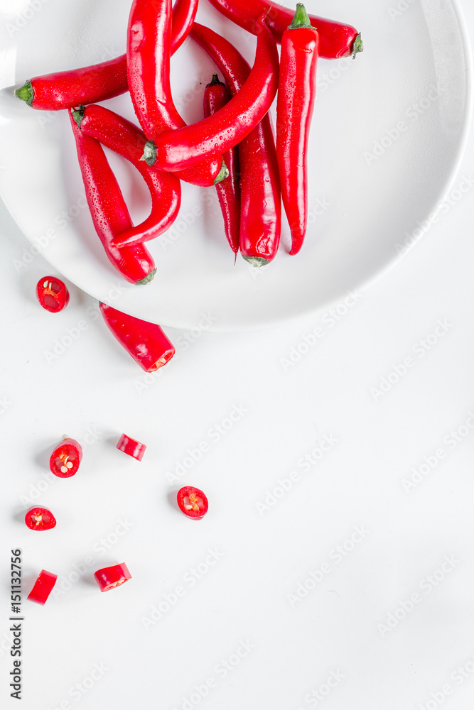白色桌子背景俯视图实物模型上的盘子里有红辣椒的热食物