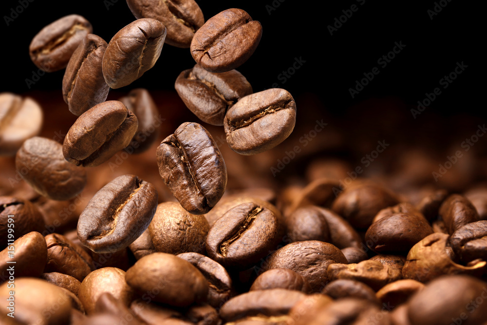 掉落的咖啡豆。深色背景，带复制空间，特写