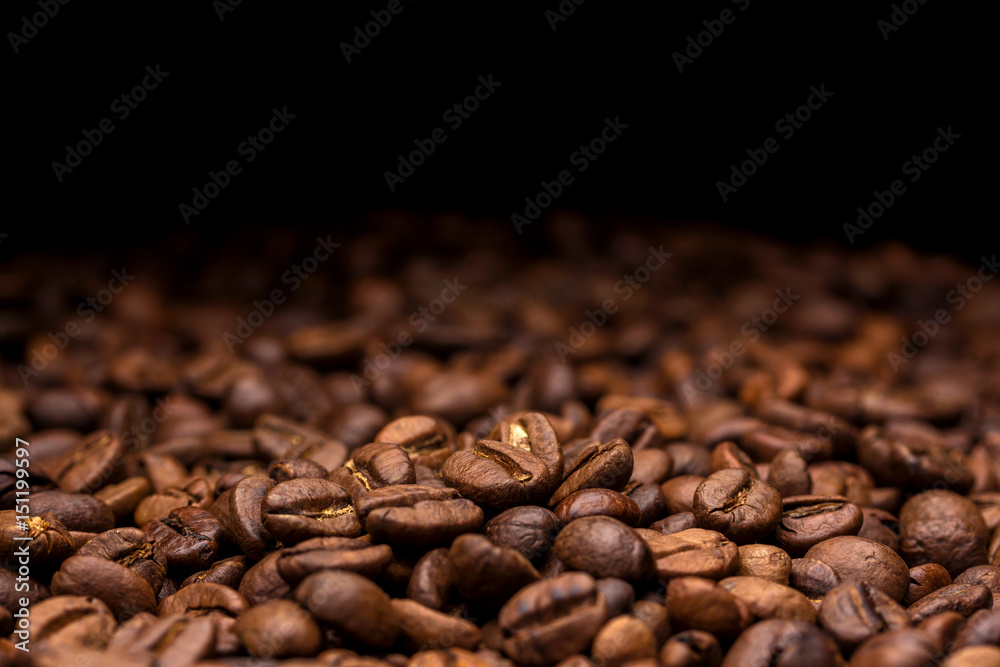 咖啡豆。深色背景，带复制空间，特写