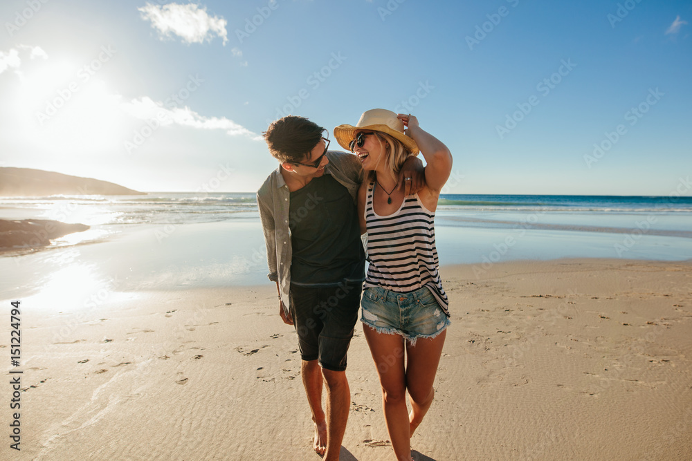 恩爱的情侣在海滩上度过一天