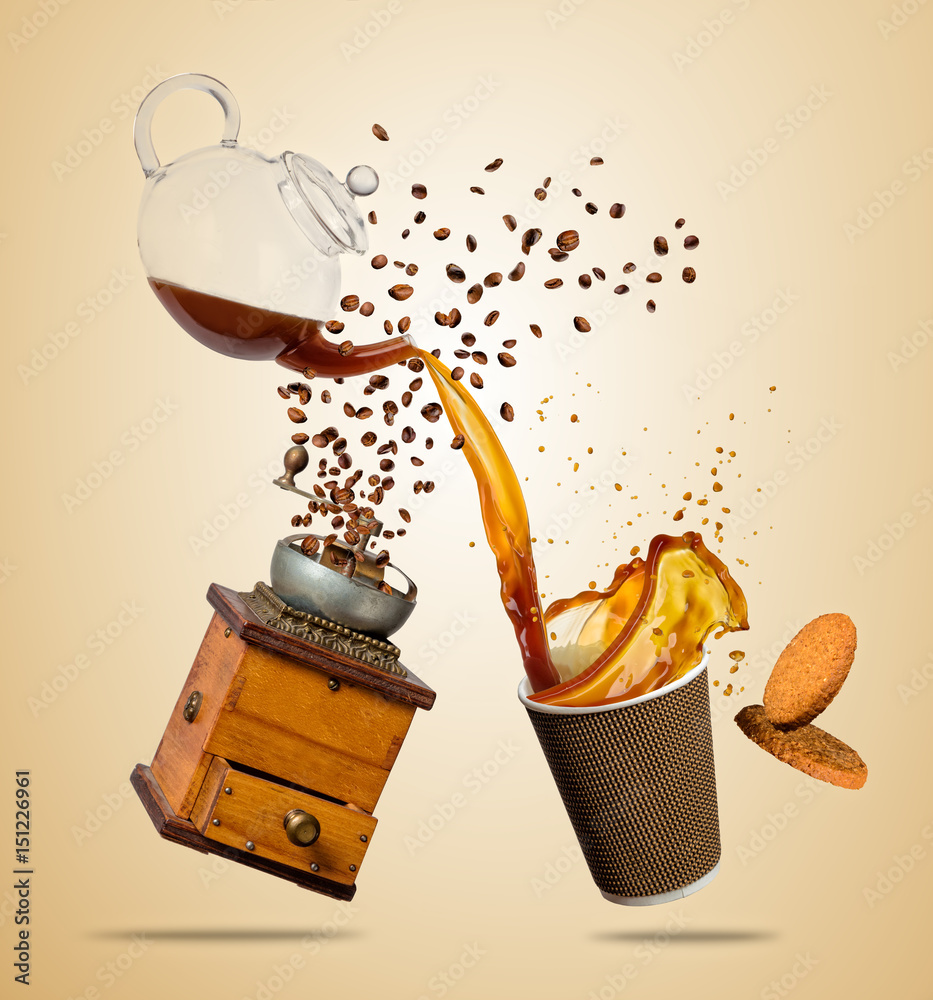 咖啡杯，咖啡飞溅，研磨机在棕色背景上分离。带走热饮