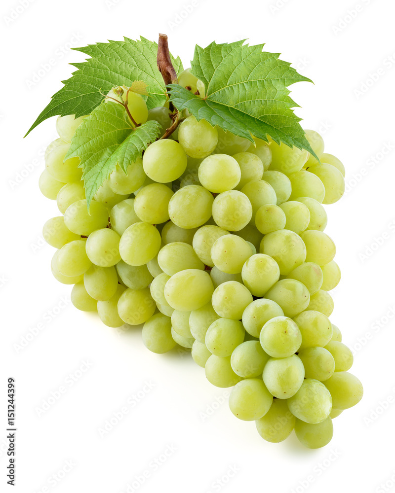 绿色葡萄。一束新鲜浆果，叶子孤立在白色上。有修剪路径。全深度