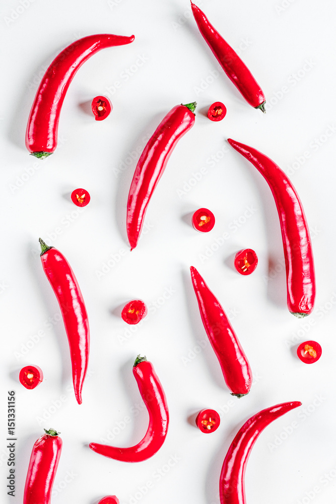 白色餐桌背景俯视图图案上的红辣椒辣食品