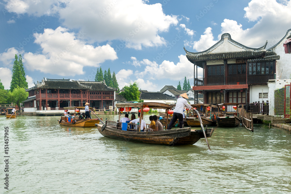 中国上海朱家角水乡运河上的中国传统旅游船