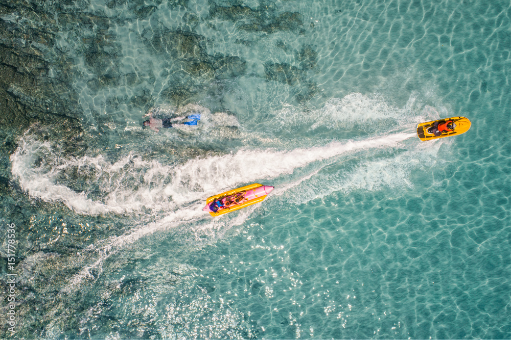 香蕉船在拉恩岛玩耍和潜水的俯视图