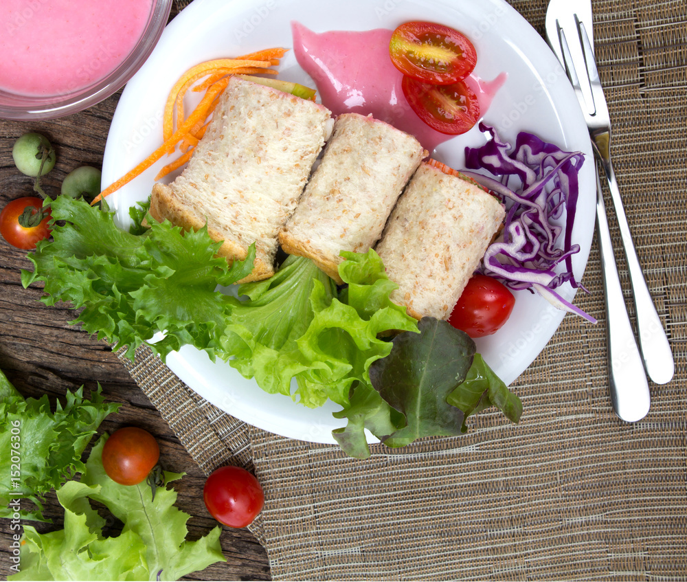 新鲜的全麦面包，盘子里有蔬菜和水果，健康清洁的食品概念