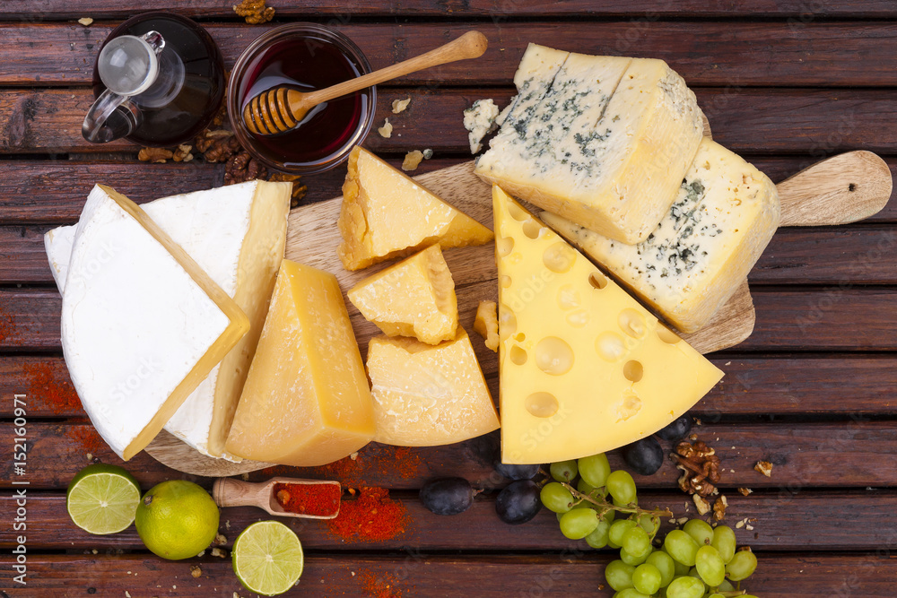 奶酪板。各种类型的奶酪。俯视图