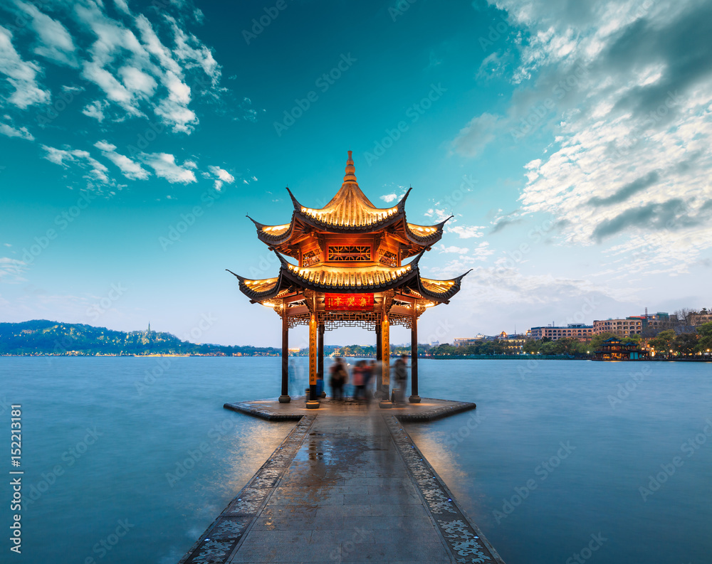 黄昏的杭州西湖古亭，在中国