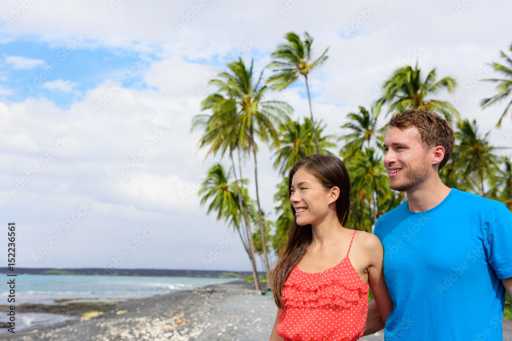 度假情侣手牵着手走在海滩旅游目的地。暑假快乐。缺少沙子
