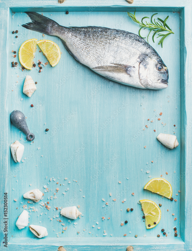 新鲜鲷鱼或多拉多生鱼片，配调味料和柠檬片，放在绿松石蓝色托盘上