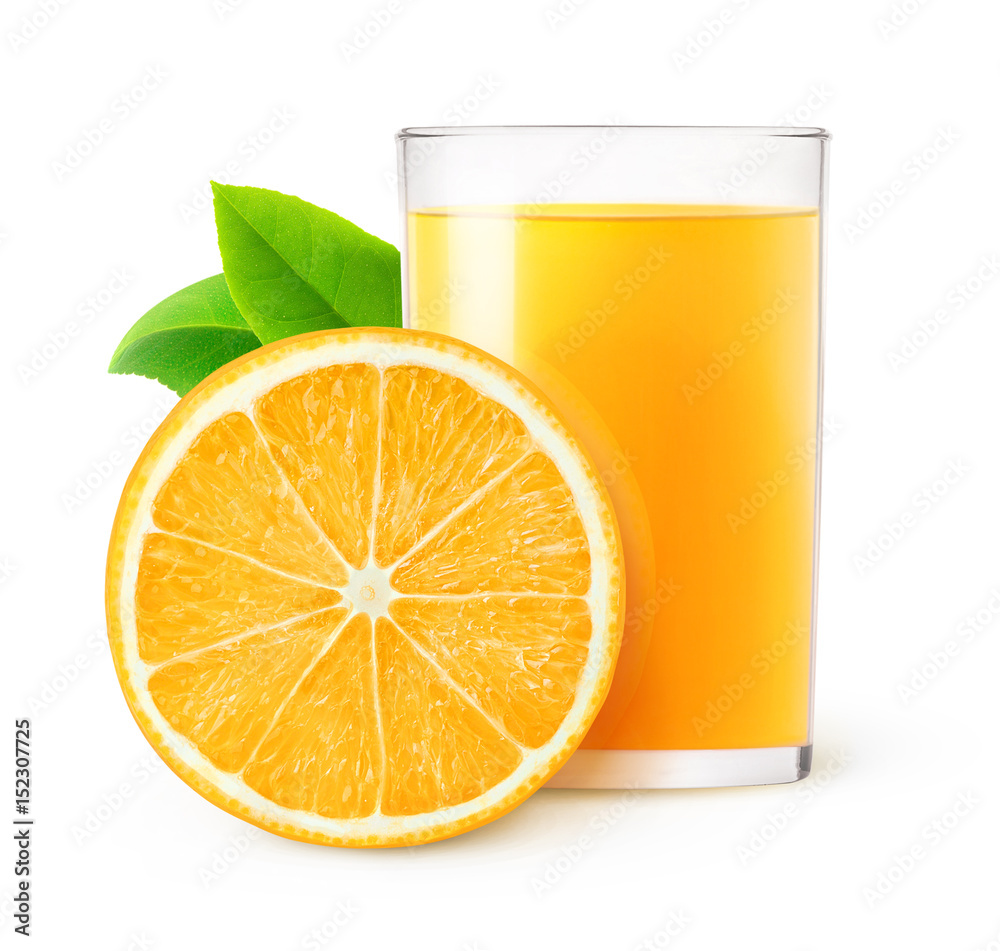 隔离饮料。一杯橙汁和一片水果，用夹子在白色背景上隔离