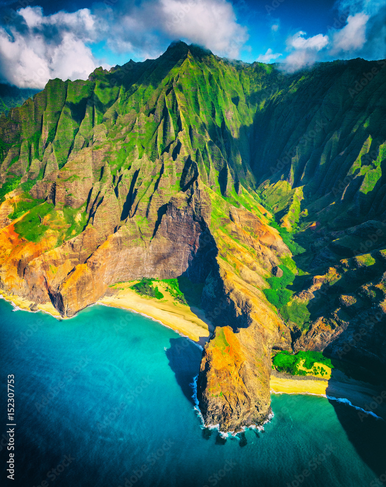 夏威夷海滩，考艾岛。纳帕利海岸空中直升机俯视图。夏威夷旅行目的地。纳