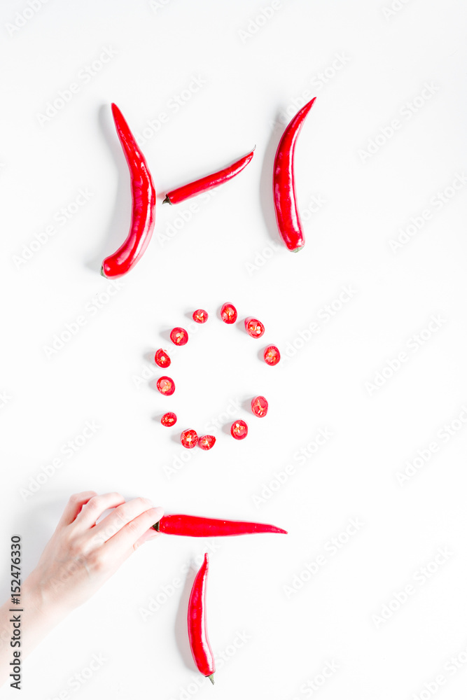 红色食物配辣椒，白色背景上的辣文本俯视图