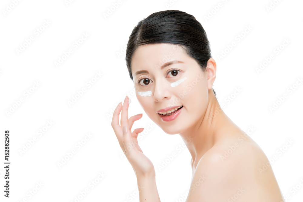 中国亚洲女性使用乳液保持湿润。
