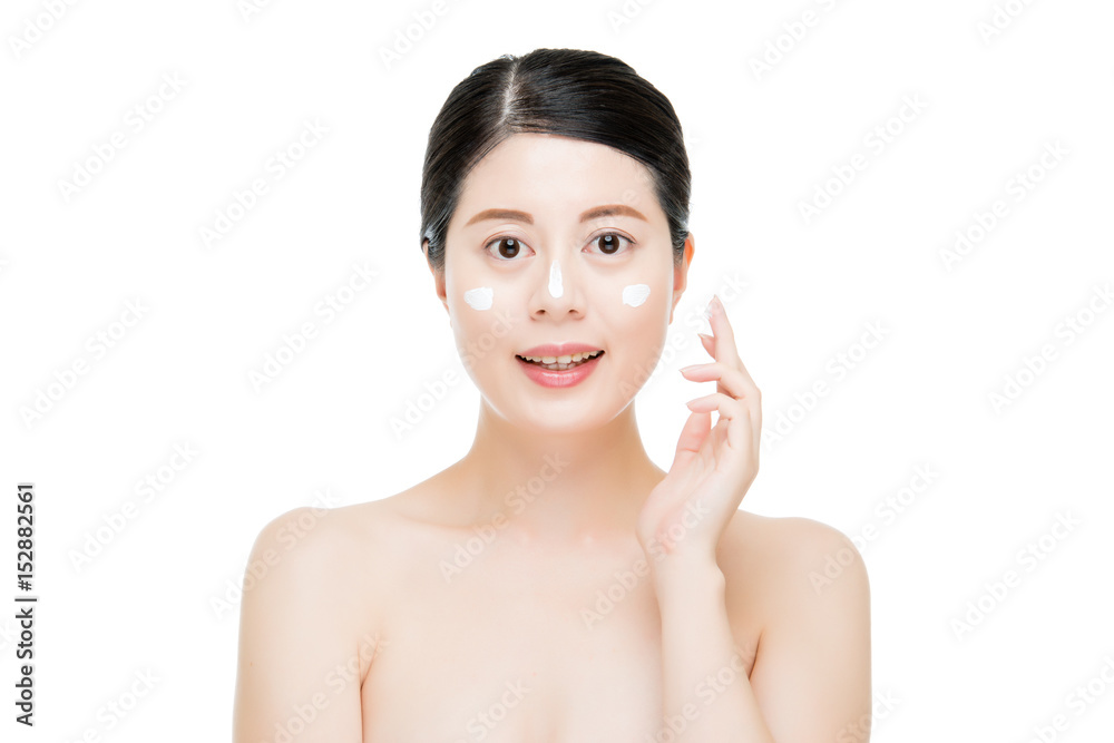 女人在脸颊和鼻子上涂面霜