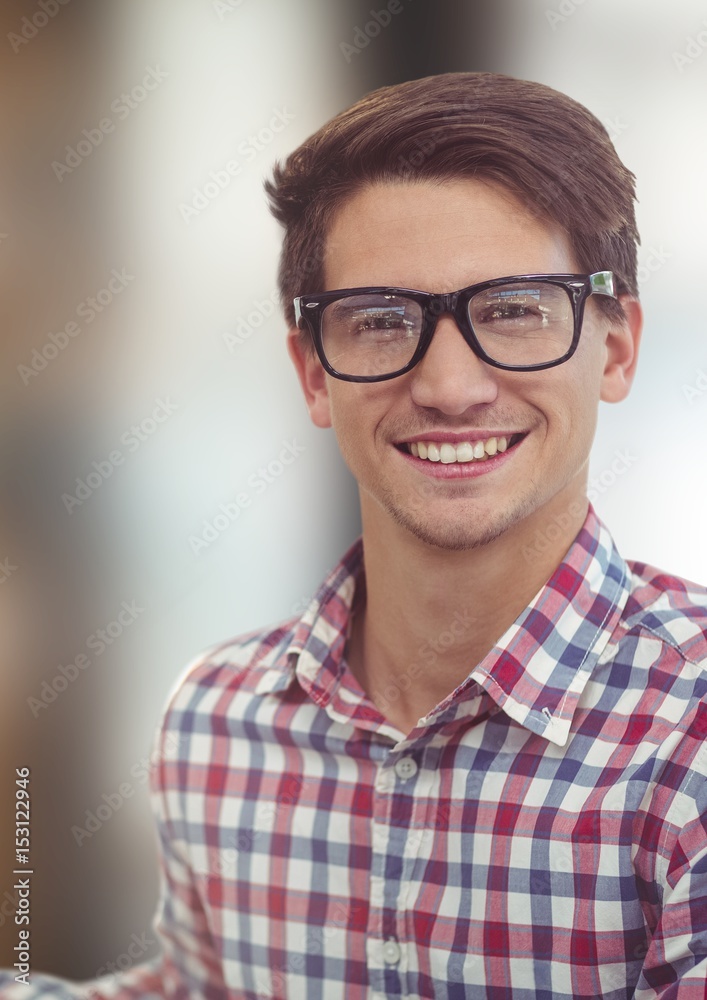 戴眼镜的快乐男性潮人画像