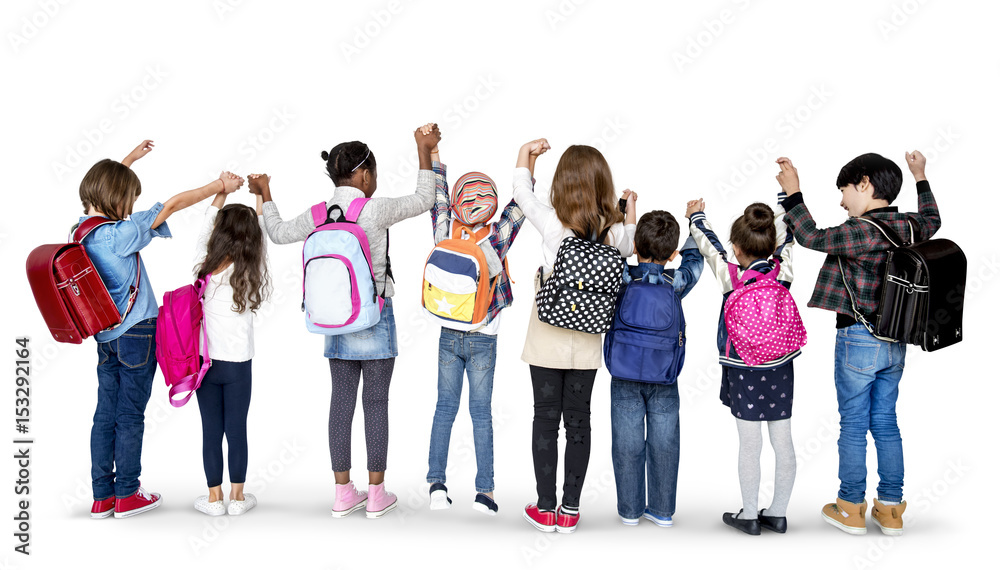 后视一群不同的孩子站成一排，双手举在空中