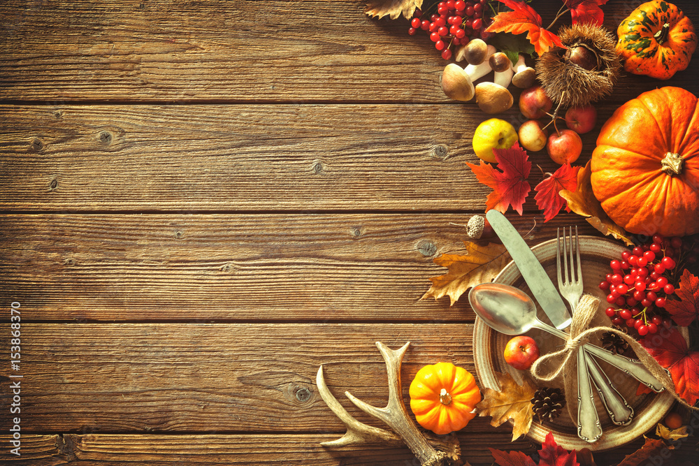 秋天的背景来自落叶和水果，带有复古的地方设置