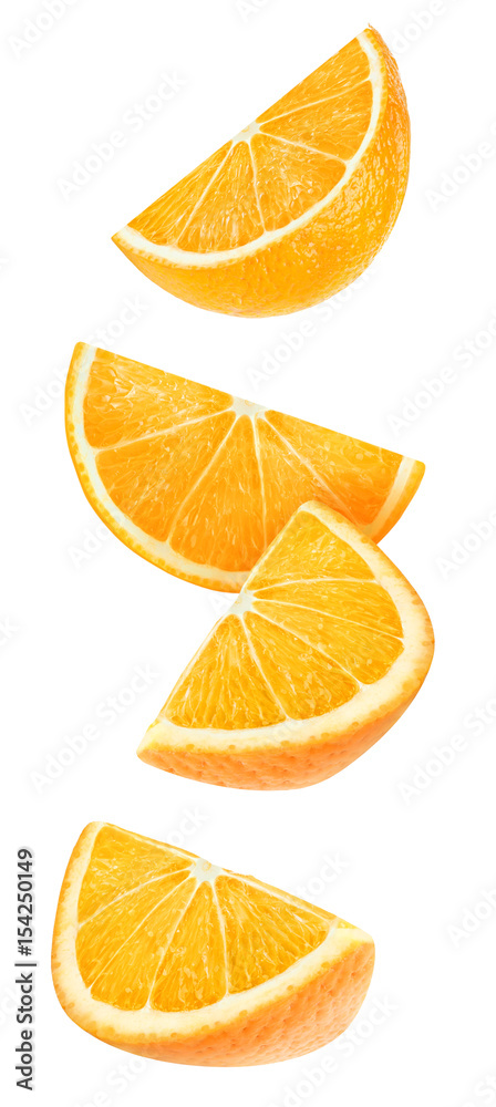 隔离漂浮的橙色楔形物。白色背景上隔离的四片掉落的橙色水果wi