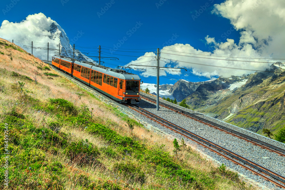 欧洲瑞士采尔马特附近的电动旅游列车和马特洪峰