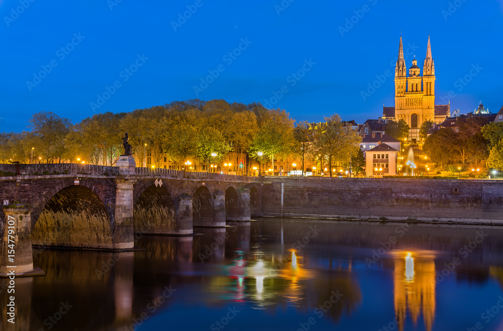 凡尔登桥和圣莫里斯大教堂的昂热夜景-法国