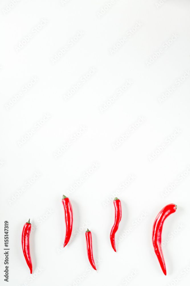 白色桌子上的红辣椒辣食品背景俯视图实物模型