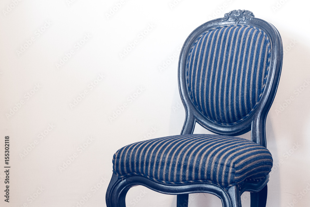 白色背景下的复古古董黑色椅子