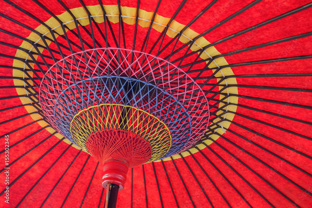 特写亚洲-日本-中国传统油纸红伞。