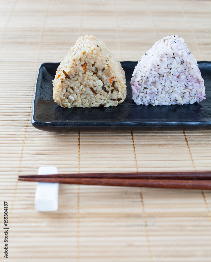 洋葱饭团，日本食物饭团，由白米制成三角形或圆柱形。
