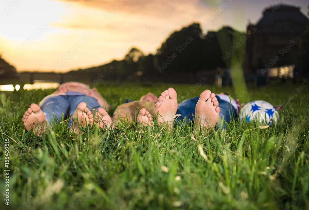 一群快乐的孩子躺在草地上
