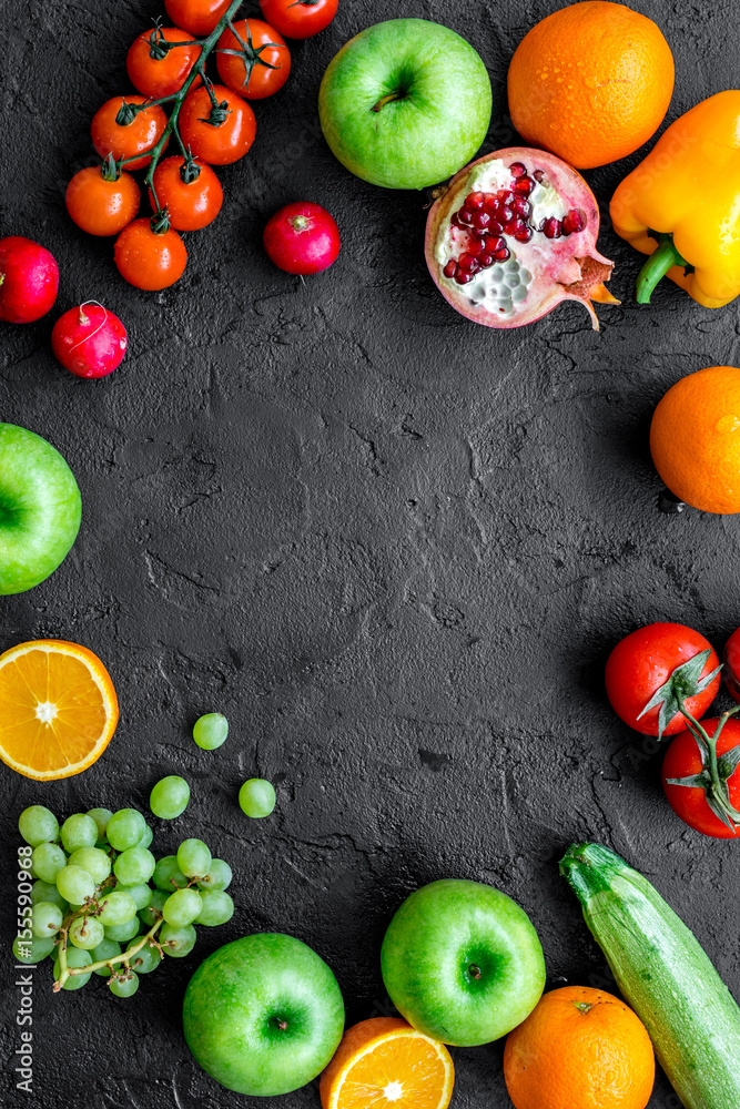 深色背景俯视模型上的健康晚餐水果和蔬菜