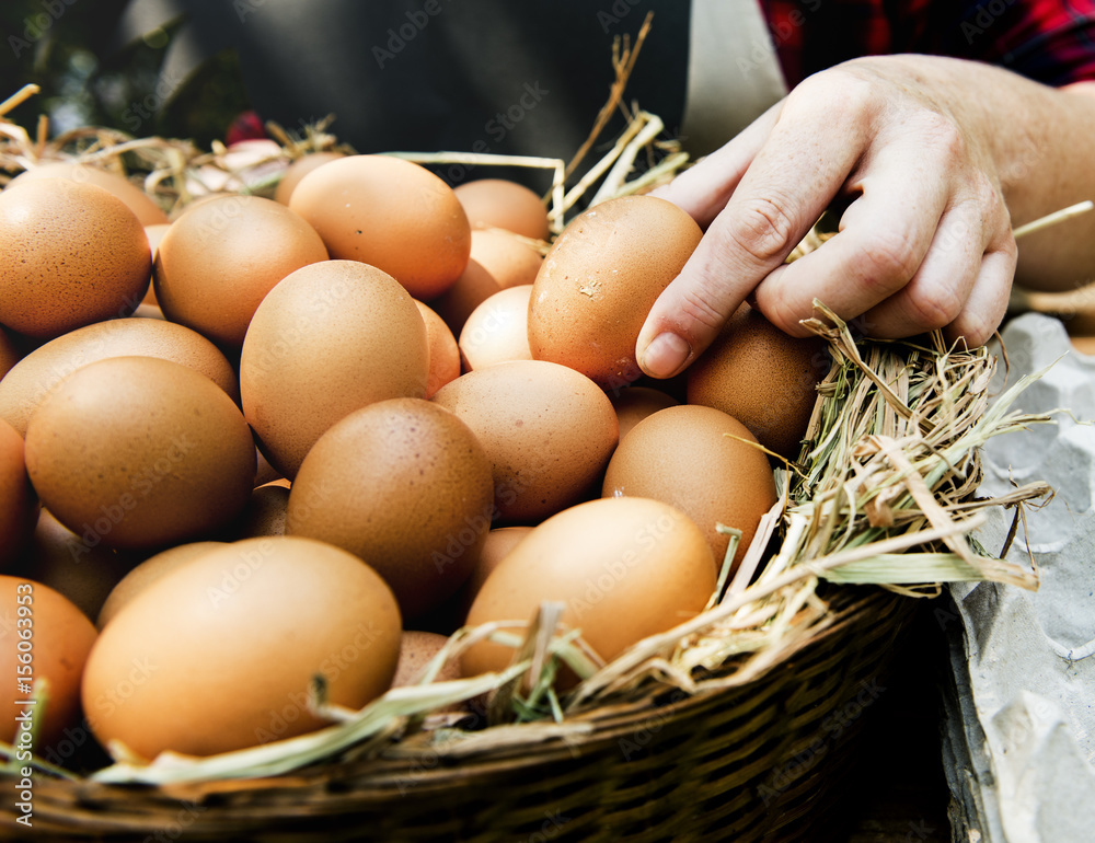 当地农贸市场干草上的新鲜鸡公鸡蛋