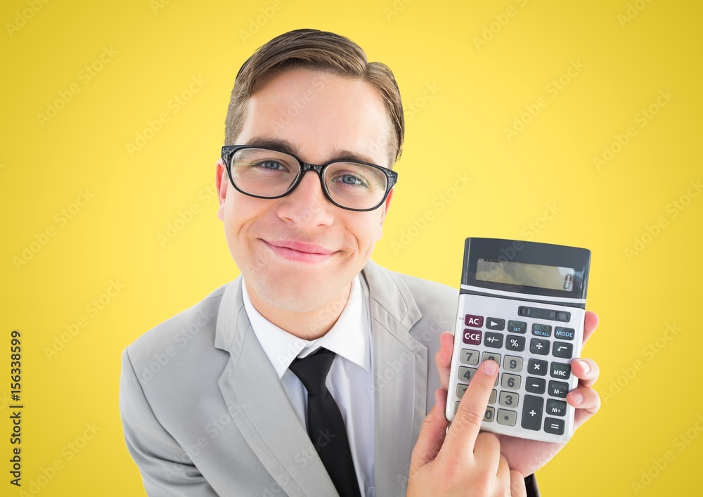 一名男子在黄色背景下抬头看计算器