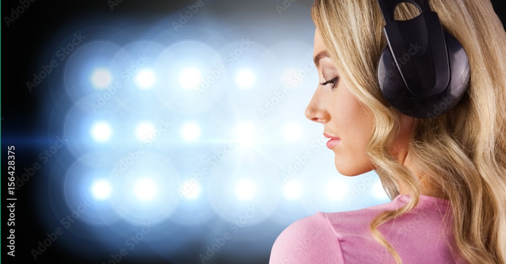 金发女人在听音乐