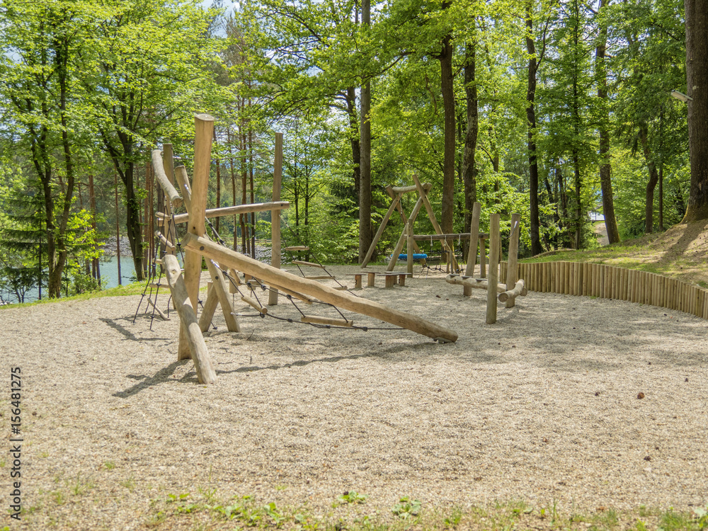 森林中的儿童游乐场。沙地图片