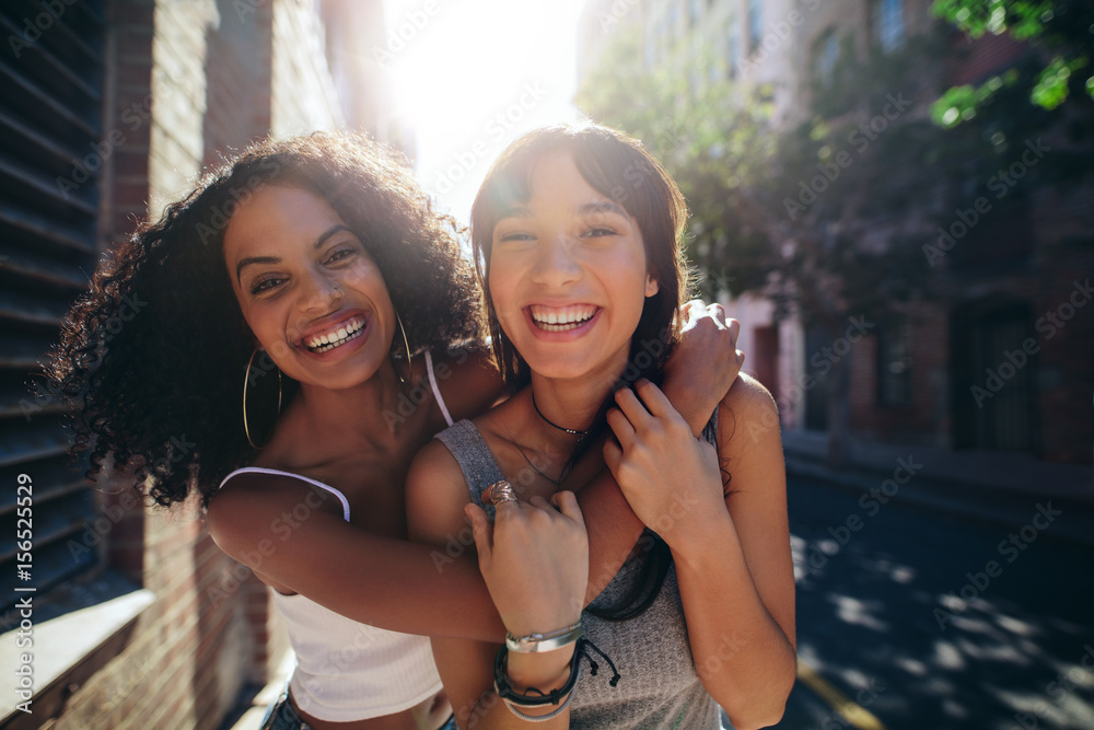 两个年轻女人在城市街道上玩得很开心