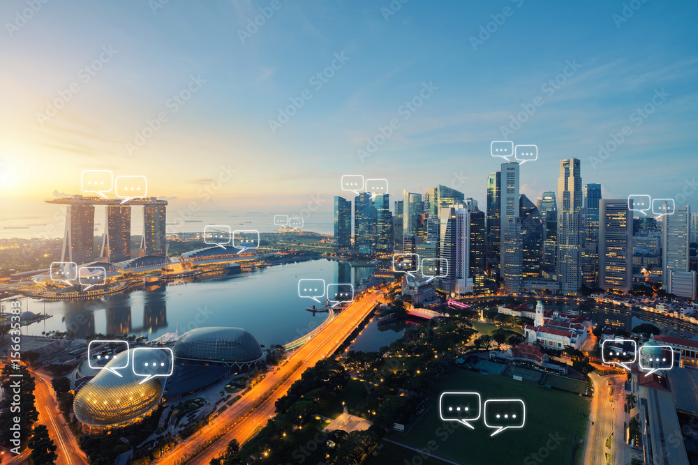 新加坡城市的空白文本和用于通信的气泡聊天。技术和通信
