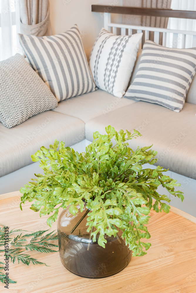 现代客厅设计中木质圆桌上的大量植物