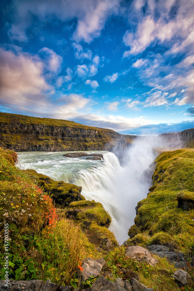 冰岛美丽而著名的古尔福斯瀑布
