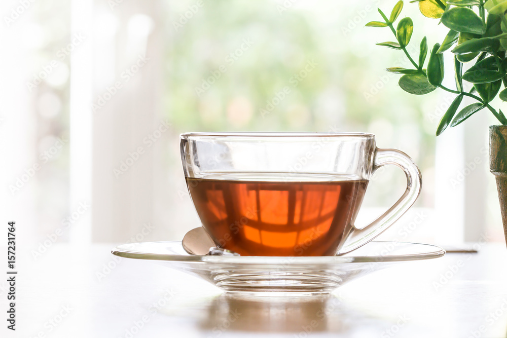 关上客厅木桌上温暖的红茶杯，用喝茶的时间概念放松