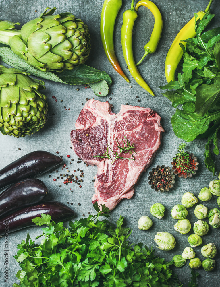 健康富含蛋白质的肉类晚餐的食材。新鲜生牛肉生t骨牛排配绿ve
