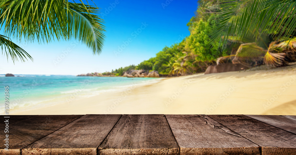 热带海滩，木桌，暑假背景。