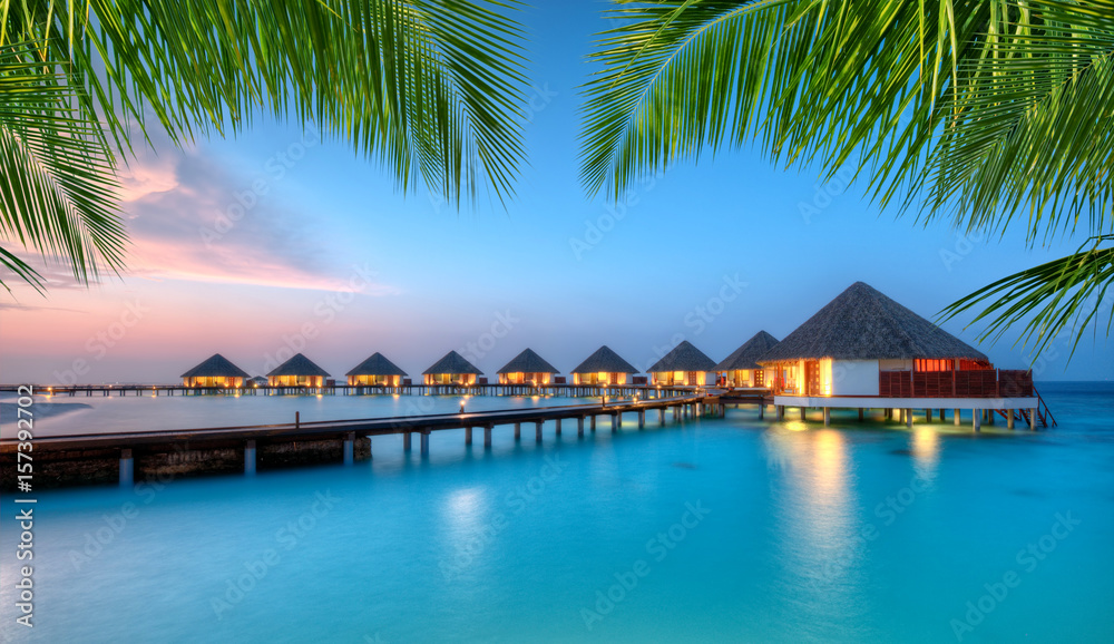 日落时分马尔代夫度假岛上的水上别墅